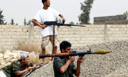 Des combattants libyens se battent contre les forces du maréchal Haftar, à Ain Zara au sud de Tripoli, le 23 avril 2019