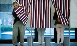 Des citoyens français votent pour le premier tour de l'élection présidentielle, à l'ambassade de France à Washington, le 22 avril 2017