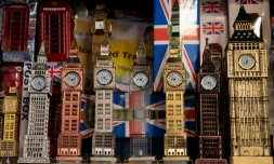 Une réplique de Big Ben, la Tour Elisabeth du Parlement britannique, dans une boutique de souvenirs à Londres le 4 janvier 2019