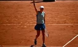 La Polonaise Iga Swiatek après sa victoire en demi-finale de Roland-Garros contre la Russe Daria Kasatkina le 2 juin 2022 à Paris
