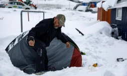 Anders Maqe à côté de sa tente entourée de neige à Nuuk, au Groenland, le 6 mars 2025
