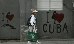 Une femme marche dans une rue de La Havane, le 18 juin 2026