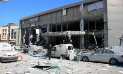Un homme inspecte les dégâts sur le site d'une frappe israélienne dans la ville côtière de Tyr, dans le sud du Liban, le 5 juin 2026