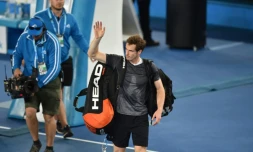 L'Ecossais Andy Murray salue les supporteurs après sa victoire face au Portugais Joao Sousa à l'Open d'Australie, le 23 janvier 2016 à Melbourne
