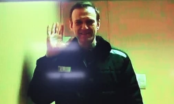 L'opposant russe Alexeï Navalny sur un écran lors d'une liaison vidéo depuis la prison pour une audience au tribunal de Moscou, le 26 avril 2023 