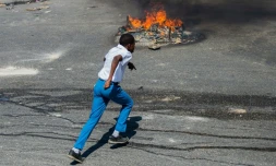 Des personnes fuient la violence des gangs à Port-au-Prince, en Haïti, le 20 février 2025