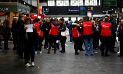 Agents d'information de la SNCF, Gare du Nord Ă  Paris, le 3 avril 2018