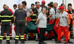 Un corps retrouvé dans l'épave du yacht "Bayesian" du magnat britannique de la tech Mike Lynch est transporté à Porticello, près de Palerme, en Italie, le 21 août 2024