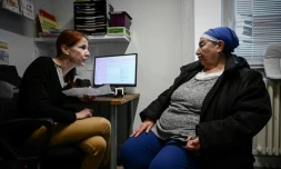 Delloula Aouaz (d), habitante de la cité du Franc-Moisin, lors d'une consultation avec le Dr Anne-Gaëlle Provost (g) au centre de santé associatif "Place Santé", le 16 avril 2019 en Seine-Saint-Denis