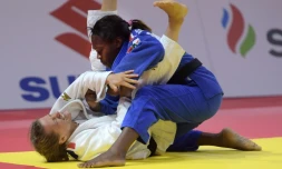 La Française Clarisse Agbegnenou (bleu) face à la Polonaise Agata Ozdoba en demi-finales des -63 kg aux Mondiaux de judo, le 31 août 2017 à Budapest