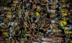 Des détenus dorment les uns sur les autres sur le terrain de basket de la prison surpeuplée de Quezon City, à Manille, le 19 juillet 2016