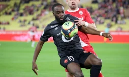 L'attaquant lillois Jonathan Ikoné à la lutte avec le défenseur monégasque Caio Henrique, le 19 novembre 2021 à Monaco