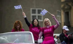 Des partisans des Démocrates de Suède (SD, extrême droite) agitent des drapeaux lors d'un meeting le 10 septembre 2022 à Stockholm