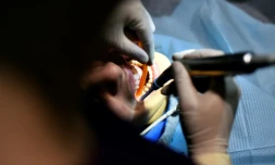 Un patient chez un dentiste, le 4 décembre 2015 à Paris