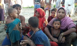 Des réfugiés rohingyas, après le naufrage d'un bateau, le 16 octobre 2017 à Shah Porir Dwip, au Bangladesh
