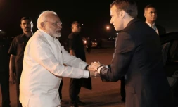 Le président français Emmanuel Macron (D) accueilli par son homologue indien Narendra Modi, le 9 mars 2018 à New Delhi 