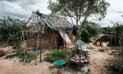 Une maison abandonnée dans la forêt de Shakahola où des corps ont été exhumés près de la ville côtière kényane de Malindi (est), le 23 avril 2023