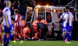 L'attaquant de l'Atletico Madrid Fernando Torres evacué sur civière après un groc choc dans un duel aérien, face à La Corogne, le 2 mars 2017 au Riazo