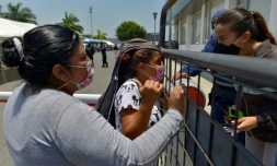 Des proches de détenus de la prison de Guayaquil attendent devant la morgue le 1er octobre 2021