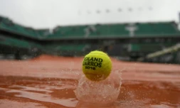 Une balle de tennis sur une bâche inondée à Roland-Garros, le 31 mai 2016