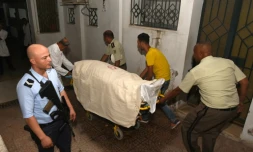 Des membres du personnel hospitalier et des colleguès transportent le corps d'un des six membres des forces de l'ordre tués dans le nord-ouest de la Tunisie dans une attaque "terroriste", selon les autorités, le 8 juillet 2018 à Tunis