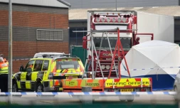 Des policiers britanniques montent la garde prÚs du camion frigorifique dans lequel 39 morts ont été découverts à Grays, à l'est de Londres, le 23 octobre 2019