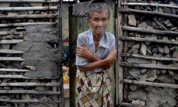 Une habitante rescapée des inondations grelotte devant une maison à Beira, au Mozambique, le 19 mars 2019