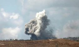 Photo prise depuis le nord d'Israël montrant de la fumée s'élever du sud du Liban aprÚs des frappes israéliennes, le 23 septembre 2024