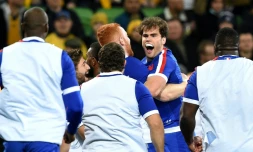 Damian Penaud hurle de joie au milieu des remplaçants français après son essai contre l'Australie le 13 juillet 2021 à Melbourne