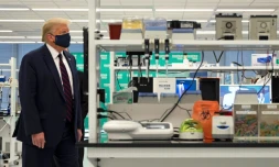 Le président américain Donald Trump visite un laboratoire à Morrisville, en Caroline du Nord, le 27 juillet 2020