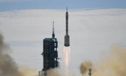 La fusée Longue-Marche 2F décolle de son pas de tir du Centre de lancement spatial de Jiuquan, le 17 juin 2021 en Chine