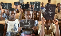 Des élèves d'une école primaire construite par le géant suisse Nestlé en 2013, dans le village ivoirien Goboué, le 7 mars 2016