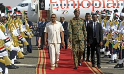 Le Premier ministre éthiopien Abiy Ahmed (gauche) arrive à l'aéroport de Khartoum au Soudan, le 7 juin 2019