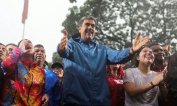 Maduro salue ses partisans lors d'un rassemblement le 5 août 2024