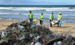 Des déchets sur une plage de Kuta Beach à Bali, e, Indonésie, le 19 décembre 2017