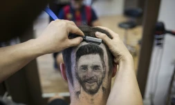Le coiffeur serbe Mario Hvala dessine Messi sur l'arrière du crâne d'un client à Novi Sad, en Serbie, le 10 juin 2018 