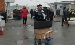Des jeunes Afghans expulsés d'Allemagne, à leur arrivée le 24 janvier 2017 à l'aéroport de Kaboul
