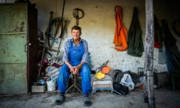 Ion Giuvanovici, 72 ans, assis devant sa maison Ă Plauru, Ă 300 km Ă l'est de Bucarest, le 11 septembre 2023