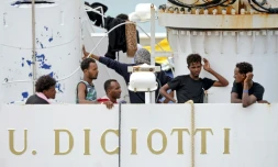 Des migrants à bord du navire des garde-côtes italiens, le Diciotti, le 23 août 2018