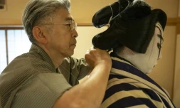 Le maître perruquier Tadashi Kamoji (g) aide l'acteur Tanenosuke Nakamura à mettre sa perruque avant une représentation au théâtre Kabuki-za à Tokyo, le 13 avril 2026