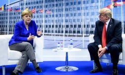 Angela Merkel et Donald Trump parlent à la presse à l'issue d'un entretien en tête-à-tête au premier jour du sommet de l'Otan à Bruxelles, le 11 juillet 2018