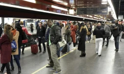 Des usagers en attente sur le quai du RER le 10 décembre 2015 à Paris