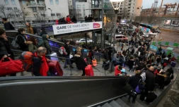 Des passagers en gare de Bercy, le 23 décembre 2017 à Paris