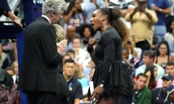 L'Américaine Serena Williams (d) s'emporte contre l'arbitre lors de la finale de l'US Open contre la Japonaise Naomi Osaka, le 8 septembre 2018 à New York