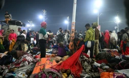Des fidèles sur les lieux de la bousculade survenue pendant le pèlerinage hindou de la Kumbh Mela, le 29 janvier 2025 à Prayagraj (Inde)