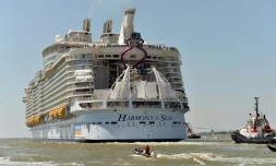 Le paquebot Harmony of the seas, le plus gros navire de croisière au monde, quitte son berceau de Saint-Nazaire, le 15 mai 2016