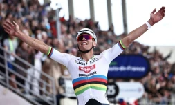 Le Néerlandais Mathieu van der Poel, vainqueur de Paris-Roubaix pour la deuxième année consécutive, le 7 avril 2024
