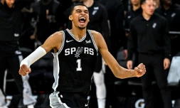 Victor Wembanyama fête sa première victoire en NBA avec les Spurs, le 27 octobre 2023 contre Houston, à San Antonio