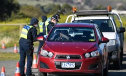 La police procède à des contrôles aux alentours de Melbourne le 9 juillet 2020, premier jour de reconfinement dans la métropole australienne de 5 millions d'habitants.