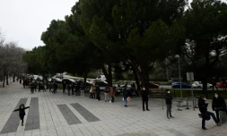 Des gens font la queue devant un laboratoire pour se faire tester au Covid-19, le 21 décembre 2020 à Madrid